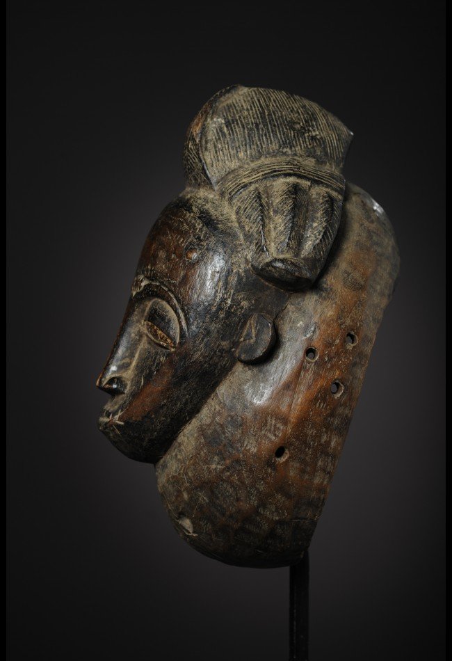 rare-masque-baoule-cote-divoiremasque-de-danse-en-forme-de-sabot-sculpte-dune-tete-en-projection-son-visage-arbore-une-belle-exp Découvrez notre sélection de masques Baoulé de Côte d'Ivoire, sculptures anciennes et authentiques destinées aux collectionneurs et passionnés d'art africain traditionnel.