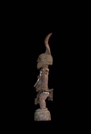 Découvrez cette rare statue fétiche Songye Nkisi de RDC, une sculpture ancienne destinée aux collectionneurs et amateurs d'art africain, d'objets rituels et d'arts premiers.