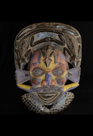 Découvrez notre sélection de masques Bamiléké perlés du Cameroun, pièces emblématiques de l’art africain traditionnel. Destinés aux collectionneurs et amateurs d’art tribal, ces masques témoignent du savoir-faire exceptionnel des chefferies de l’Ouest camerounais.