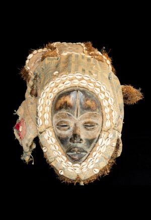 Spectaculaire Masque Dan de Côte d'Ivoire avec son habillage cérémoniel. Une authentique pièce d'art africain ancien, destinée aux collectionneurs et passionnés de masques rituels et d'art tribal.