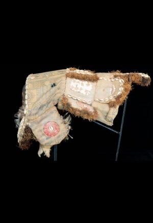 Spectaculaire Masque Dan de Côte d'Ivoire avec son habillage cérémoniel. Une authentique pièce d'art africain ancien, destinée aux collectionneurs et passionnés de masques rituels et d'art tribal.