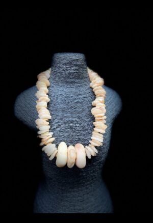 Découvrez notre sélection de **colliers et perles d'art africain**, réunissant bijoux anciens, perles historiques et pièces de collection. Chaque objet s'adresse aux collectionneurs et amateurs de patrimoine, d'art africain et de bijoux traditionnels à la recherche de pièces singulières.