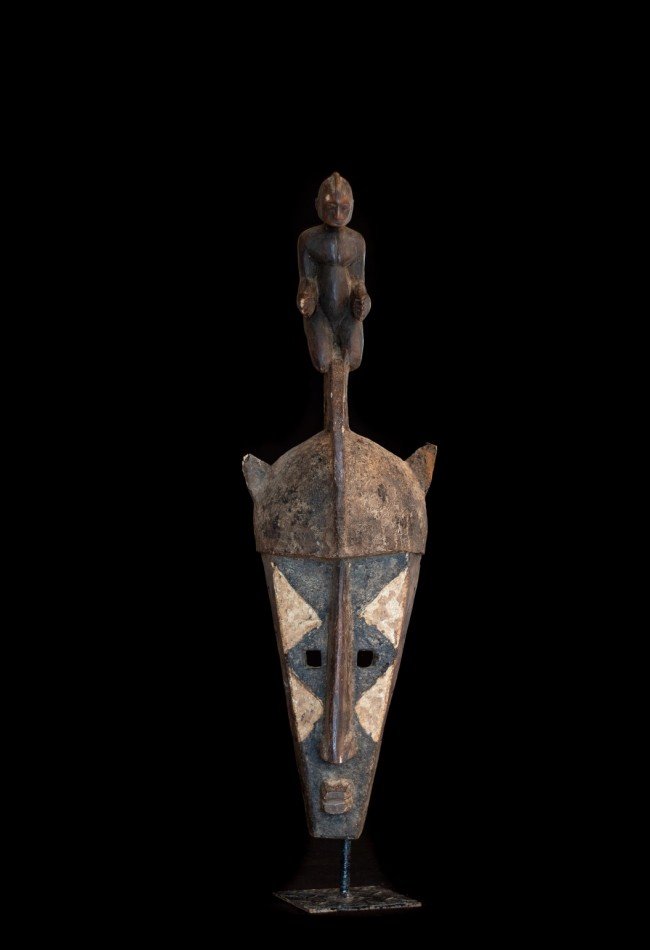 Découvrez notre sélection de masques Bambara du Mali, pièces d’art africain recherchées par les collectionneurs et amateurs d’objets anciens. Sculptures, masques rituels et œuvres ethnographiques témoignent de la richesse du patrimoine bambara et de l’art traditionnel d’Afrique de l’Ouest.