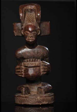 Découvrez cette statue Roi Tshokwe Angola représentant Tshibinda Ilunga. Bois dense, patine lustrée, pièce unique avec certificat d’authenticité.