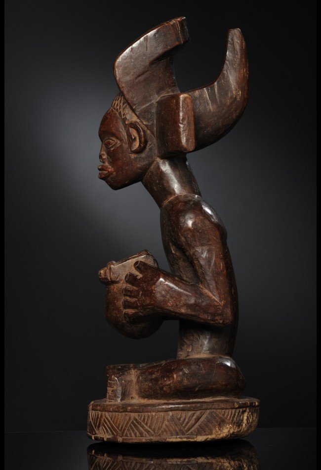 Découvrez cette statue Roi Tshokwe Angola représentant Tshibinda Ilunga. Bois dense, patine lustrée, pièce unique avec certificat d’authenticité.