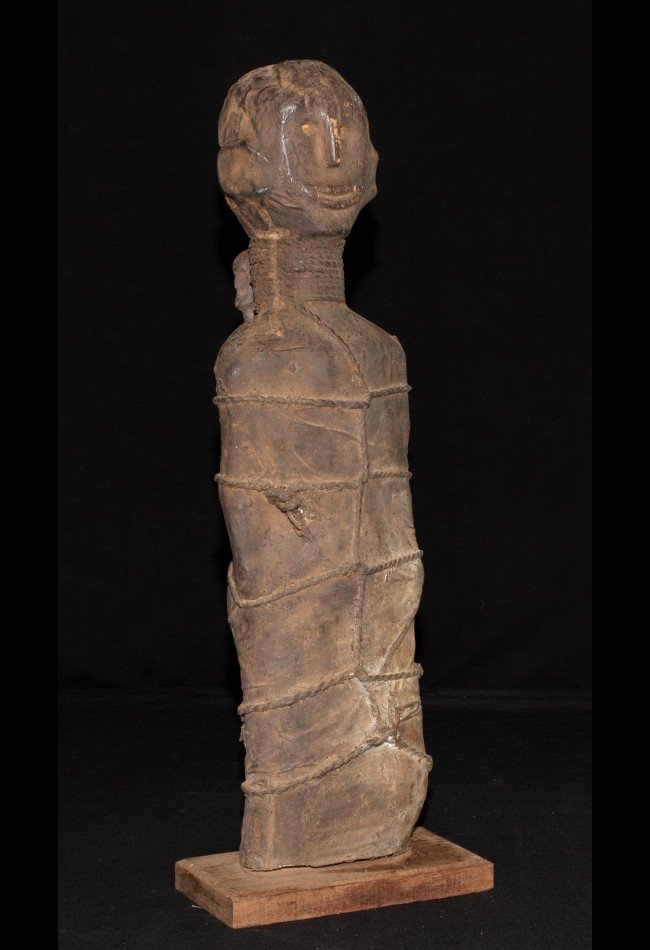 statue-fetiche-maternite-venavi-ewe-togo (2) Découvrez notre sélection de **statues et statuettes d’art africain**, réunissant des pièces anciennes, sculptures traditionnelles et objets de collection issus de différentes cultures africaines. Nos pièces s’adressent aux collectionneurs et amateurs d’art africain à la recherche de statues Ewé, Baoulé, Fang, Igbo, Sénoufo et d’autres traditions sculpturales. Chaque objet est sélectionné pour son caractère, son histoire, sa provenance et sa valeur ethnographique.