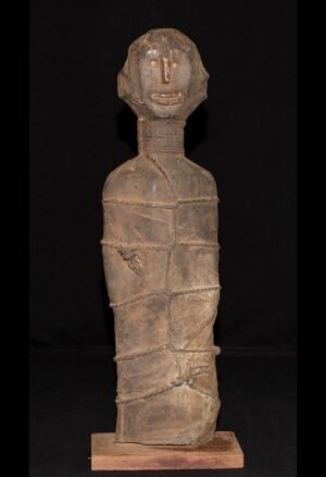 Découvrez notre sélection de **statues et statuettes d’art africain**, réunissant des pièces anciennes, sculptures traditionnelles et objets de collection issus de différentes cultures africaines. Nos pièces s’adressent aux collectionneurs et amateurs d’art africain à la recherche de statues Ewé, Baoulé, Fang, Igbo, Sénoufo et d’autres traditions sculpturales. Chaque objet est sélectionné pour son caractère, son histoire, sa provenance et sa valeur ethnographique.