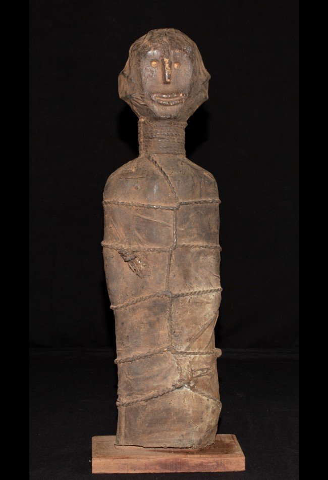 Découvrez notre sélection de **statues et statuettes d’art africain**, réunissant des pièces anciennes, sculptures traditionnelles et objets de collection issus de différentes cultures africaines. Nos pièces s’adressent aux collectionneurs et amateurs d’art africain à la recherche de statues Ewé, Baoulé, Fang, Igbo, Sénoufo et d’autres traditions sculpturales. Chaque objet est sélectionné pour son caractère, son histoire, sa provenance et sa valeur ethnographique.