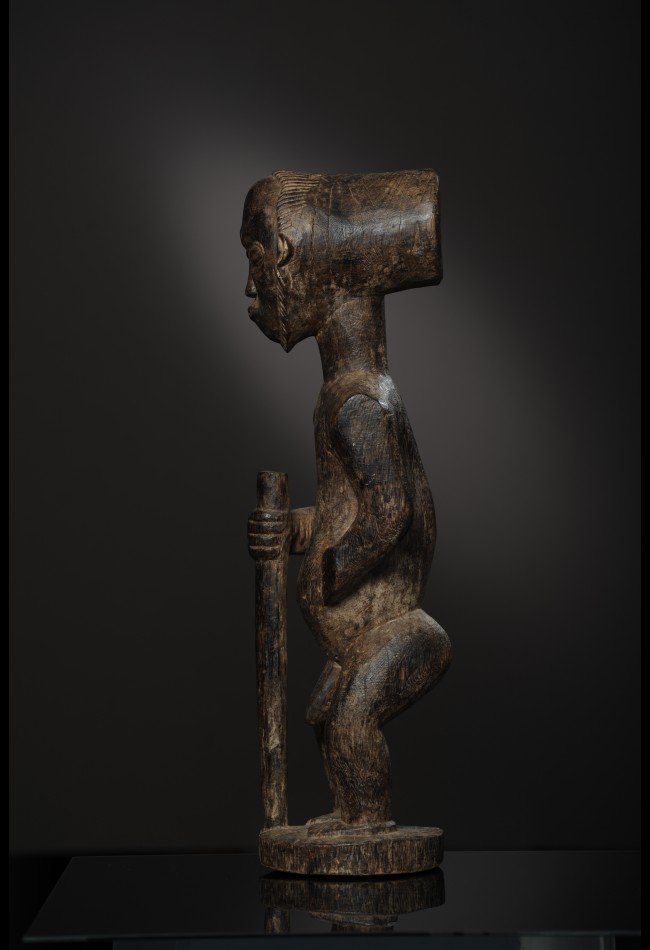 statue-guerrier-singiti-hemba-rdcen-tant-quobjets-de-culte-de-veneration-et-de-sacrifice-elles-etaient-disposees-avec-la-statuet (2) Découvrez notre sélection d'objets et sculptures Hemba : statues Singiti, reliques ancestrales et pièces d'art africain ancien destinées aux collectionneurs et passionnés d'arts premiers.