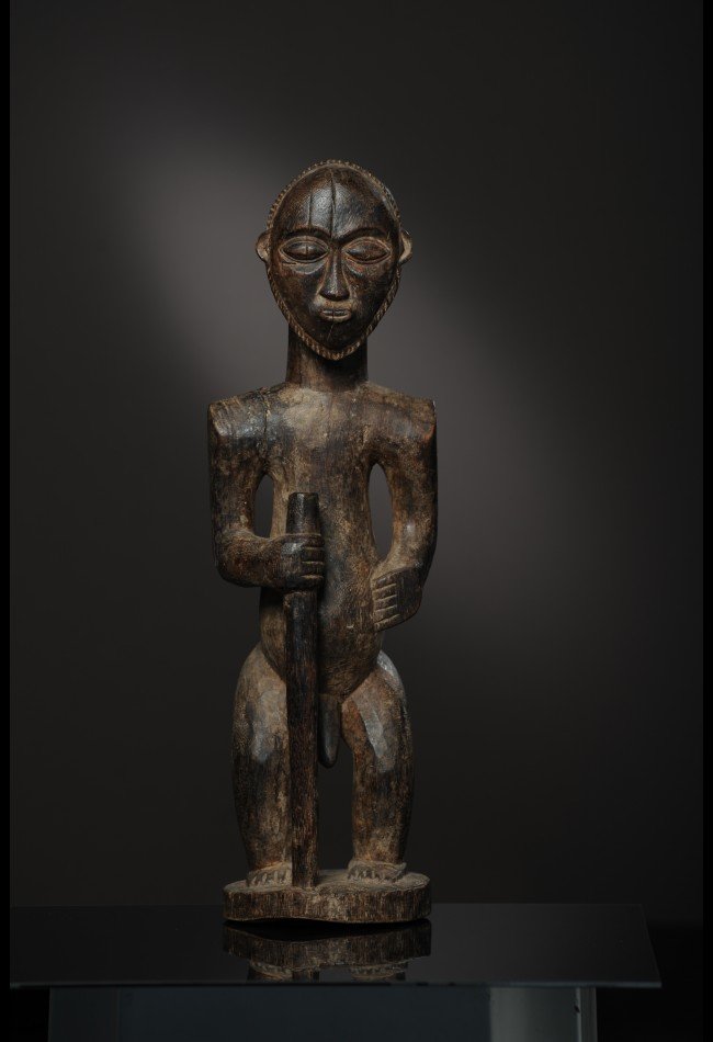 Découvrez notre sélection d'objets et sculptures Hemba : statues Singiti, reliques ancestrales et pièces d'art africain ancien destinées aux collectionneurs et passionnés d'arts premiers.