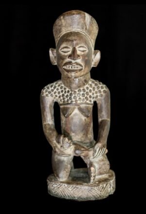 Statuette africaine Mangbetu représentant une maternité, avec parure de tête en éventail et motifs corporels caractéristiques. Une pièce d’art africain recherchée par les collectionneurs et amateurs de sculptures, masques et objets anciens d’Afrique centrale.