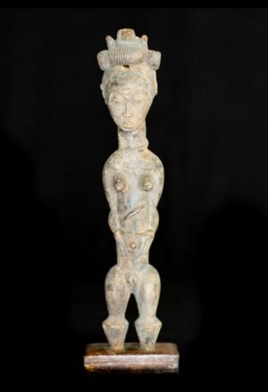 Découvrez notre sélection de statues et statuettes africaines anciennes : art Baoulé, sculptures traditionnelles, objets de collection et pièces authentiques issues des grandes cultures d'Afrique.