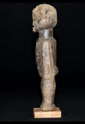 Découvrez notre sélection de **statues et statuettes d’art africain**, réunissant des pièces anciennes et de collection provenant de différentes traditions du continent. Statuettes Fon du Bénin, figures rituelles, sculptures et objets patrimoniaux : chaque pièce est sélectionnée pour son esthétique, son histoire et sa valeur culturelle. Une sélection pensée pour les collectionneurs et amateurs d’art africain à la recherche d’objets authentiques et singuliers.