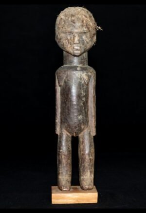 Découvrez notre sélection de **statues et statuettes d’art africain**, réunissant des pièces anciennes et de collection provenant de différentes traditions du continent. Statuettes Fon du Bénin, figures rituelles, sculptures et objets patrimoniaux : chaque pièce est sélectionnée pour son esthétique, son histoire et sa valeur culturelle. Une sélection pensée pour les collectionneurs et amateurs d’art africain à la recherche d’objets authentiques et singuliers.