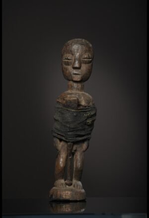Découvrez notre sélection de statuettes et sculptures d’art africain, dont cette Statuette fétiche Nago Bénin ancienne. Destinées aux collectionneurs et amateurs d’objets rituels, ces pièces témoignent de la richesse des traditions artistiques du Bénin et de l’Afrique de l’Ouest.