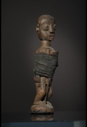 Découvrez notre sélection de statuettes et sculptures d’art africain, dont cette Statuette fétiche Nago Bénin ancienne. Destinées aux collectionneurs et amateurs d’objets rituels, ces pièces témoignent de la richesse des traditions artistiques du Bénin et de l’Afrique de l’Ouest.