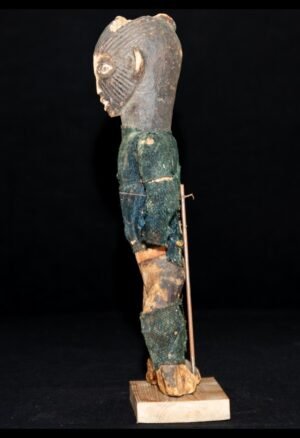 Découvrez notre sélection d’**objets fétichistes africains**, de statuettes, reliques et pièces rituelles issues de différentes traditions d’Afrique. Destinée aux collectionneurs et amateurs d’art africain, cette collection met en valeur des objets historiques et culturels remarquables, notamment des pièces Fon du Bénin, Yoruba du Nigeria, Fang du Gabon et d’autres grandes traditions africaines.