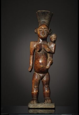 Ancienne statuette Maternité Mambila Mangbetu en bois dur à belle patine. Une pièce d'art africain authentique destinée aux collectionneurs et passionnés d'objets ethnographiques
