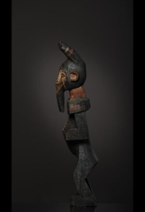 Découvrez notre sélection de statues et statuettes d’art africain : pièces Mambila, figures anciennes, objets rituels et sculptures africaines destinés aux collectionneurs et amateurs d’art.