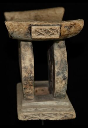 Découvrez ce tabouret Ashanti Ghana ancien, sculpté dans une seule pièce de bois et collecté à Kumasi en 1958. Pièce unique avec certificat.