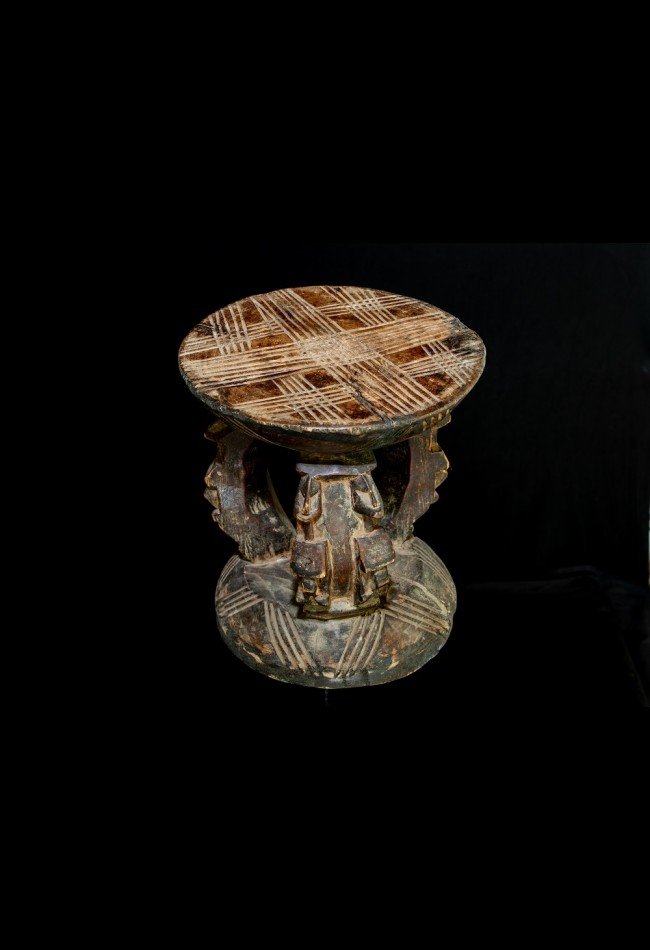 Découvrez notre sélection d’**objets usuels africains anciens**, choisis pour leur intérêt artistique, culturel et ethnographique. Tabourets, sièges, ustensiles et objets traditionnels témoignent du savoir-faire des artisans africains et de la richesse des cultures du continent. Chaque pièce peut trouver sa place dans une collection d’art africain, un cabinet de curiosités ou une décoration recherchant des objets authentiques et chargés d’histoire.
