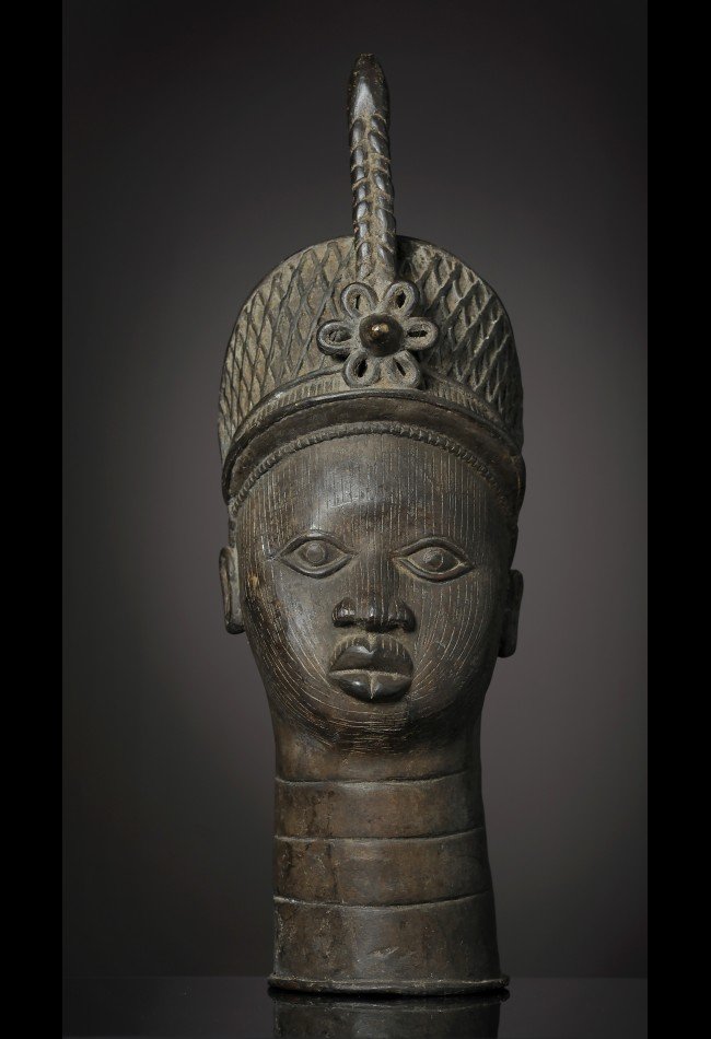 Découvrez notre sélection de **bronzes anciens de la civilisation Ifé**, avec des têtes, plaques et figures associées aux traditions artistiques du royaume du Bénin. Ces objets d’art africain s’adressent aux collectionneurs et amateurs de pièces historiques recherchant des œuvres liées aux cultures Yoruba, Bini et Edo du Nigeria. Une sélection dédiée aux passionnés de bronzes africains, de reliques et de patrimoine artistique.
