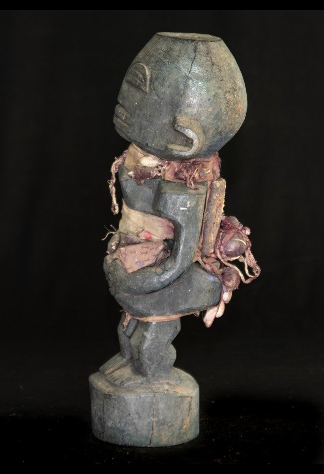 tres-ancien-fetiche-vaudou-fon-benin (1) Découvrez notre sélection de fétiches, statues, statuettes, masques et objets d’art africain ancien. Cette collection met à l’honneur les traditions du Bénin et notamment l’art Fon, avec des pièces recherchées par les collectionneurs et amateurs de patrimoine africain.