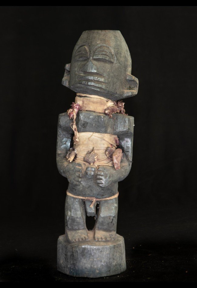 Découvrez notre sélection de fétiches, statues, statuettes, masques et objets d’art africain ancien. Cette collection met à l’honneur les traditions du Bénin et notamment l’art Fon, avec des pièces recherchées par les collectionneurs et amateurs de patrimoine africain.